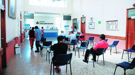 Pacientes esperan su turno en el área de consulta externa del hospital. Foto: Franklyn Muñoz.