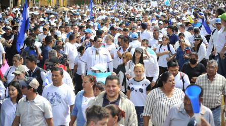 Miles de hondureños participaron este sábado en una “Marcha por Honduras” en el bulevar Suyapa en Tegucigalpa, Honduras.