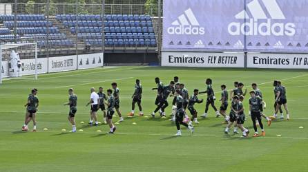 Jugadores del Real Madrid en el entrenamiento realizado el lunes en Valdebebas.