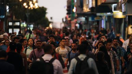 Personas saliendo de sus trabajos en San José, Costa Rica.