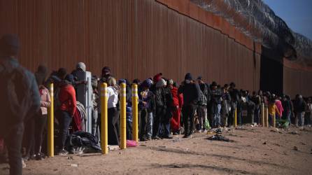 Cientos de migrantes hacen fila en la frontera entre El Paso y Ciudad Juárez para solicitar asilo.