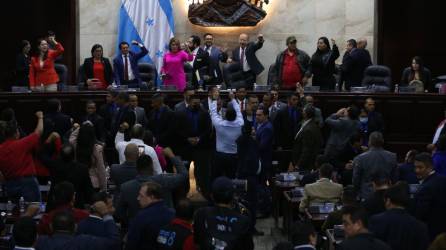 Fotografía muestra a diputados del opositor Partido Nacional protestar frente a la junta directiva del Congreso Nacional durante la elección del fiscal general y adjunto del Ministerio Público de Honduras.
