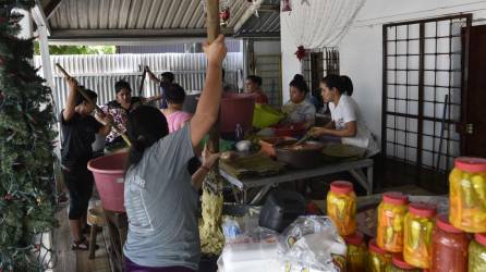 En Tamales La Doña, la preparación del platillo se hace con gran empeño.