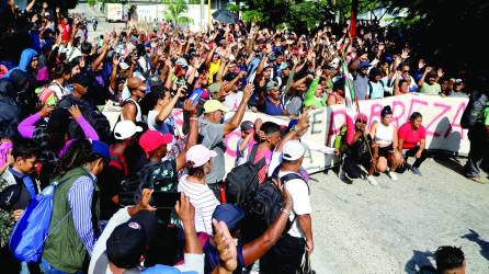 Migrantes dan por terminada una caravana rumbo a Estados Unidos en el municipio de Mapastepec, Chiapas, México.