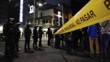 Policías hacen guardia afuera del hospital donde el candidato presidencial Fernando Villavicencio fue llevado luego de recibir un disparo en un mitin en Quito, el 9 de agosto de 2023.