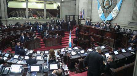 Vista hoy del hemiciclo del Congreso tras reanudarse la sesión de juramentación de 160 diputados, en Ciudad de Guatemala (Guatemala).