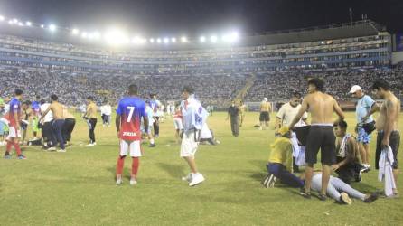 La estampida de aficionados que en la noche del sábado dejó doce muertos en el estadio Cuscatlán.