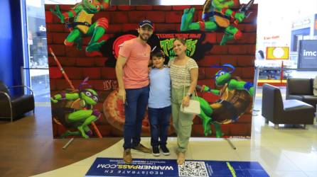 Una divertida mañana disfrutaron los clientes de Pizza Hut durante la premier de la esperada película “Tortugas Ninja: Caos mutante”. A la cita, que se llevó a cabo en la sala 2 de Cinepolis, en el Centro Comercial Altara de San Pedro Sula, asistieron los ganadores del sorteo que realizó Pizza Hut para la función especial del filme, así como influencers y reconocidas figuras del entretenimiento nacional.