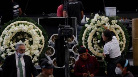 Coronas de flores en el interior del rancho los 3 Potrillos donde será el funeral del cantante mexicano Vicente Fernández- EFE