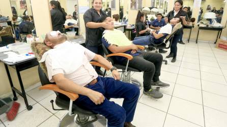 Estudiantes del Infop en el área de barbería.