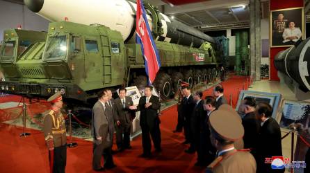 La televisión de Corea del Norte ha mostrado imágenes de sus misiles más avanzados tomadas en una exposición de armamento celebrada en Pionyang, en la que el líder Kim Jong-un defendió el derecho de su país a la autodefensa.