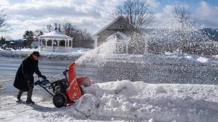 Las fuertes nevadas han obligado a cancelar cientos de vuelos en todo el país.