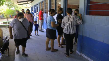 Centro de votación en el Centro Básico Héctor Guillén, de Chamelecón.