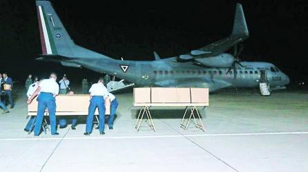 Los ataúdes llegaron forrados con cajas de cartón, y fueron recibidos en la base aérea Soto Cano, de Palmerola, donde familiares de las víctimas los esperaban.