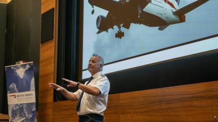 El capitán Steve Allright de B.A. dirigió una sesión en el aeropuerto de Heathrow para viajeros nerviosos.