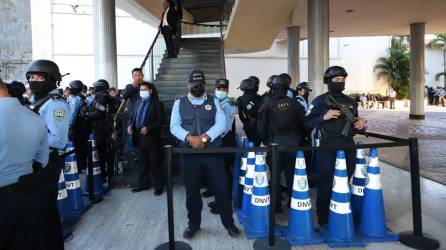 Policías resguardan la entrada del Congreso Nacional de Honduras en Tegucigalpa.