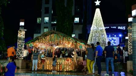 Una espectacular noche de luces ofreció Banco del País a los sampedranos en un escenario navideño impresionante.El evento, que es ya una tradición en la ciudad, fue interrumpido por la pandemia y se retomó por todo lo alto después de dos años.