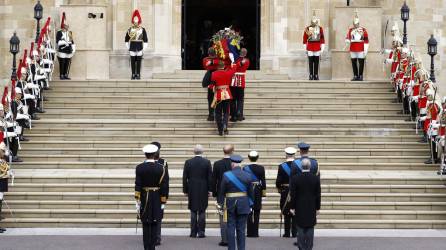 El féretro de Isabel II fue descendido este lunes a la cripta real del Castillo de Windsor, donde la reina será sepultada junto a su esposo.