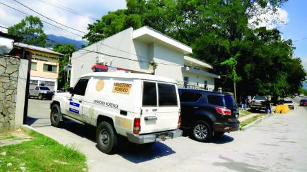 Una unidad del Ministerio Público de Honduras ingresa a las instalaciones de Medicina Forense en San Pedro Sula.