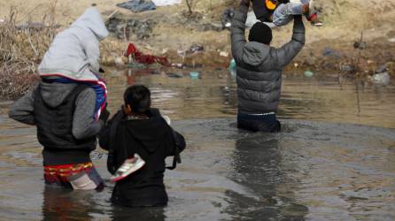 Migrantes cruzan el Río Bravo pese a temperaturas extremas para ingresar a los Estados Unidos.