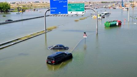Severas inundaciones en Dubái por lluvias torrenciales que azotaron los Emiratos.