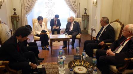 Presidente palestino Mahmud Abbas reuniéndose con el Ministro de Asuntos Exteriores de Japón, Yoko Kamikawa al margen de la Cumbre Internacional de Paz