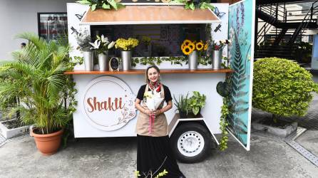 Marielle Cook frente a su camión de flores. Fotos: Héctor Edú