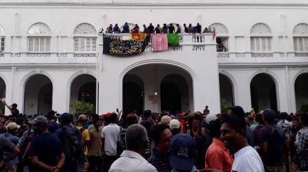 La oficina del primer ministro de Sri Lanka, Ranil Wickremesinghe, afirmó este sábado que un grupo de manifestantes incendió la residencia privada del mandatario en una jornada marcada por las masivas protestas para exigir la dimisión del Gobierno por su gestión de la crisis económica.