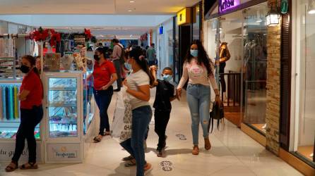 Muchos ciudadanos de diferentes municipios visitan los centros comerciales durante esta temporada para hacer sus compras. Fotos: José Cantarero.