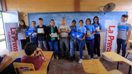 <b><span class=mln_uppercase_mln>Entrega.</span></b> Gisselle Caballero, representante de LA PRENSA, entrega la donación a Joel Jiménez, subdirector del centro y alumnos del centro educativo.<span class=mln_uppercase_mln> Foto y vídeo: Moisés Valenzuela</span>