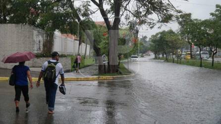 Durante la madrugada de este sábado, calles y avenidas de la capital industrial amanecieran inundadas producto de intensas lluvias. Fotografía: La Prensa / José Cantarero