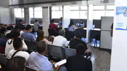 Luego de varias horas bajo el sol, conductores pasan a la toma de datos y fotografía.