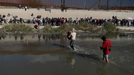 Más de 5,000 migrantes han cruzado el río Bravo desde el pasado viernes para entregarse a la Patrulla Fronteriza y solicitar asilo en EEUU.