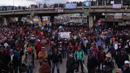 Indígenas y campesinos bloquearon este jueves por cuarto día consecutivo unas 20 rutas de <b>Guatemala</b> para exigir el cese de una supuesta persecución electoral en <b>Guatemala</b>, que buscaría impedir la asunción del presidente electo, Bernardo Arévalo.