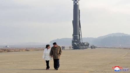 El líder norcoreano <b>Kim</b> <b>Jong</b> Un supervisó el lanzamiento de un nuevo misil balístico intercontinental (ICBM) en su primera aparición junto a su hija, informó el sábado la agencia estatal KCNA.