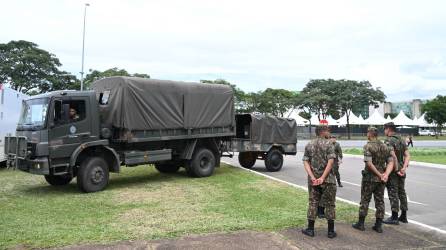 Militares brasileños desplegan operativos de seguridad en los alrededores del recinto donde se llevará a cabo la juramentación de Lula.