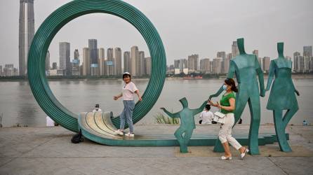 Una escultura en Wuhan, China, retrataba a una alegre familia de tres. Hace poco se agregaron dos niños.
