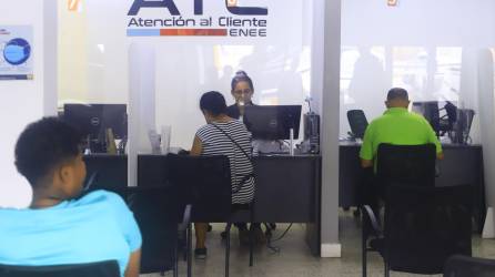 Abonados en la oficina de atención al cliente de la Enee ubicada en barrio Guamilito.