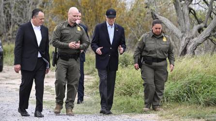 Biden recorrió Brownsville con agentes de la Patrulla Fronteriza en la frontera con México.