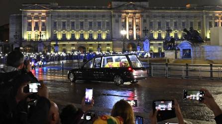 Miles de personas se apostaron en Londres para ver la carroza con el ataúd de la reina Isabel II.