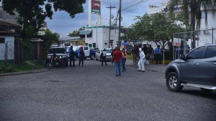 El cadáver del abogado Óscar Figueroa quedó en la calle cerca de su vehículo, mientars que el de Jonathan Cárcamo en el pasillo de la Secretaría de Trabajo hasta donde corrió herido.