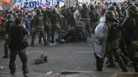 Miembros de la Gendarmería Nacional Argentina (GNA) chocan con manifestantes fuera del Congreso mientras los legisladores debaten el “proyecto de ley general” de reformas económicas del gobierno en Buenos Aires.