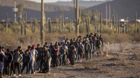 Cientos de migrantes esperan en la frontera con Arizona poder ingresar a Estados Unidos.