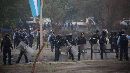 Un enorme contingente de policías preventivos y antimotines preparan la mañana de este martes (14 de marzo) un desalojo a invasores en un sector de San Pedro Sula.