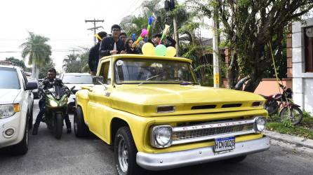 Carros y motos clásicas fueron parte del recorrido que los seniors realizaron hasta su colegio.