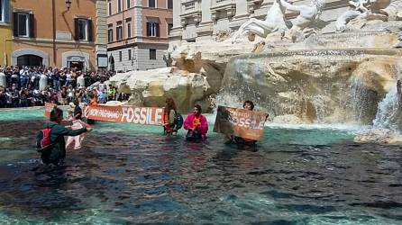 Un grupo de activistas tiñó de negro el agua de la Fontana di Trevi frente a decenas de turistas.