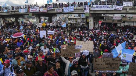 Cientos de manifestantes protestan en Guatemala contra el Ministerio Público por la “persecución política” contra Arévalo.