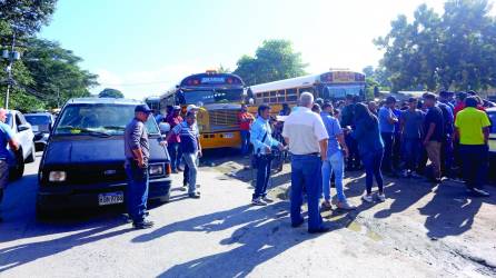 <b>Choferes y ayudantes de los buses se tomaron las calles demandando más seguridad.</b>