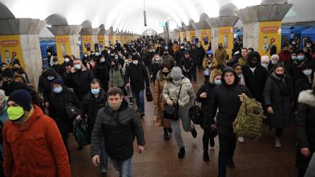 La huida de ciudadanos de la capital de Ucrania, muchos en pánico, por temor a la inestabilidad y el posible avance de las tropas rusas ha colapsado hoy jueves la circulación del tráfico en Kiev, relataron a Efe varios testigos.
