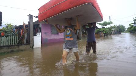 Pobladores de la colonia Nuevo Amanecer volvieron a sufrir inundaciones por las aguas lluvias.